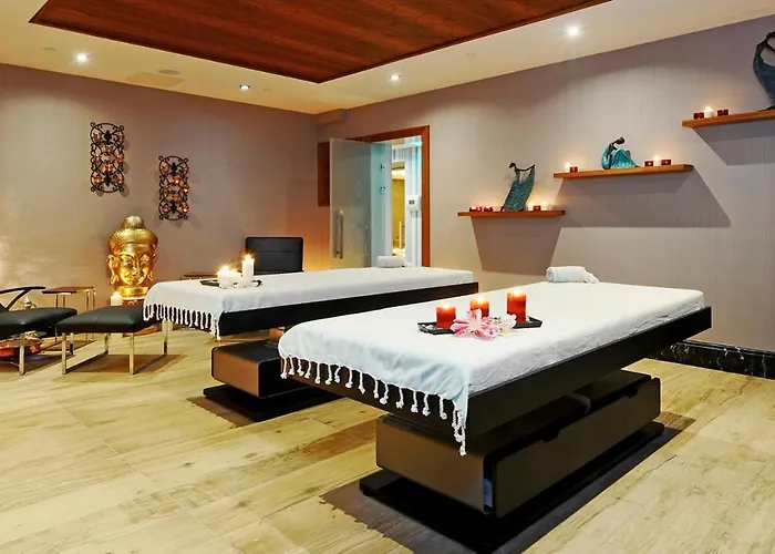 Отель Crowne Plaza Convention Center & Thermal By Ihg