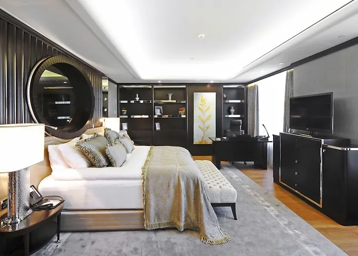 Отель Crowne Plaza Convention Center & Thermal By Ihg